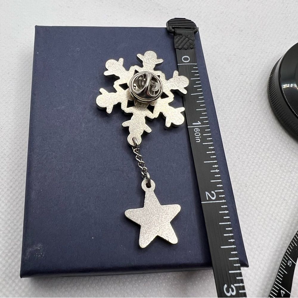 🍭4/$20 Rhinestone Studded Snowflake Pin - Picture 5 of 5